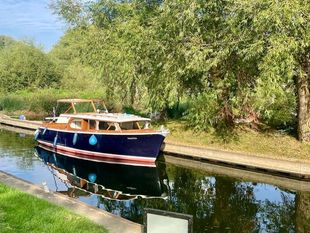 27'3 x 9'8 River Cruiser