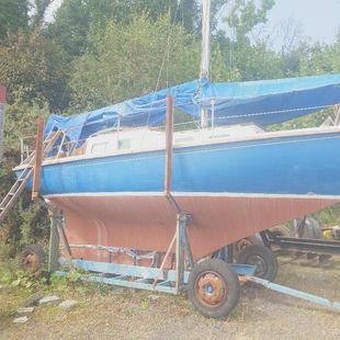 HALCYON 27 sailing cruiser, easily handled