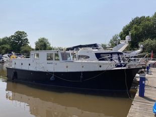 Superb houseboat cruiser
