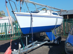 Hunter Horizon 21 with double axel road & new Tohatsu Outboard