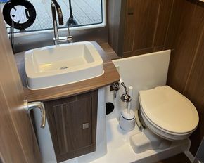 2017 Sealine C330 12