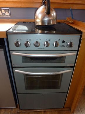 Caprice 2040 Oven with grill and 4 Burner Hob