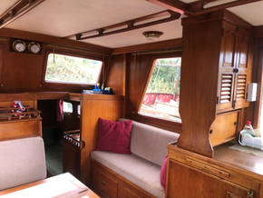 Saloon settee (port)