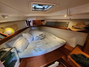 Beneteau Oceanis 40  - Forward Cabin