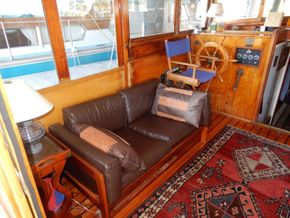 Lake Union Dreamboat 42  - Saloon