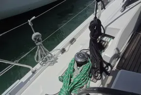 Beneteau Oceanis 46.1 (2020) sailboat deck with ropes and winch.