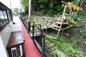 Steps onto Humber barge