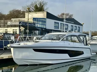 2025 Sealine S335
