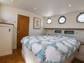 Dutch Barge 20m with London mooring  - Master Suite