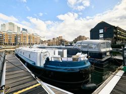 60 ft widebeam in St Katharine Docks
