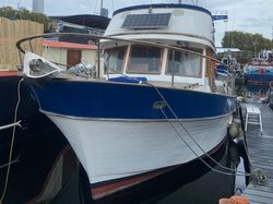 Beautiful Sea Chief 38 moored opposite Canary Wharf