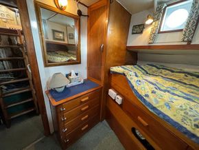 Custom Pilothouse Trawler 48ft Yacht Liveaboard - Aft Cabin