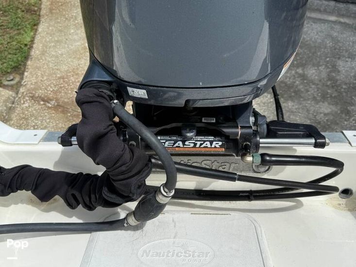 2016 NauticStar 223 DC Sport Deck