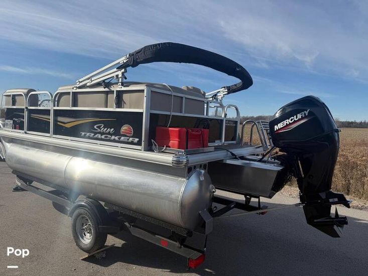 2025 Sun Tracker 16 party barge dlx