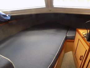 Sovereign 27 AFT DECK! - Forward Cabin