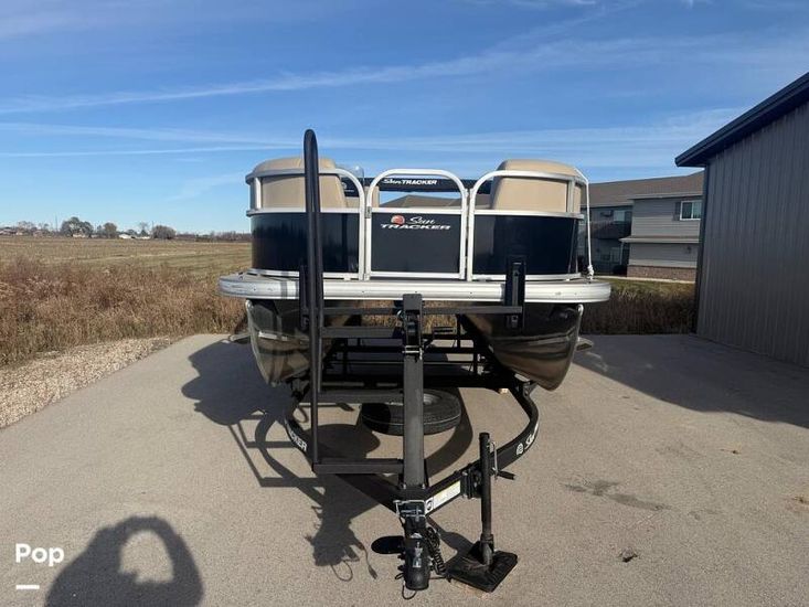 2025 Sun Tracker 16 party barge dlx