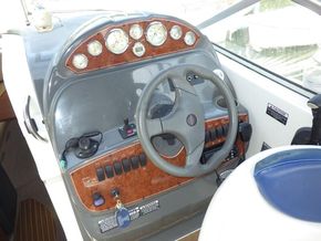 Bayliner 265 Sunbridge Motor yacht - Helm Controls