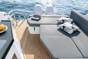 Sealine S335v