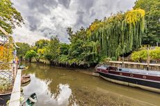 Idyllic Spacious Houseboat &ndash; Swan Island &ndash; Full Residential Mooring
