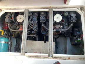 Sea Ray 270 Sundancer  - Engine Room