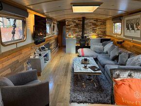 Lounge facing prow