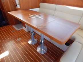 Helmsman Trawlers 31 Sedan  - Saloon Table
