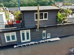 Residential mooring on main stream Thames