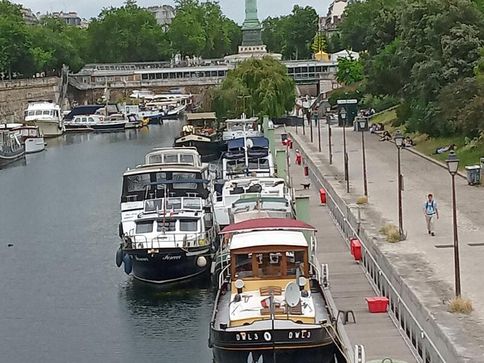 Easy to handle cruiser live-aboard, Center of Paris