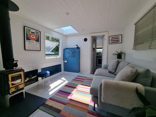 Stylish 40ft x 12ft Liveaboard Houseboat