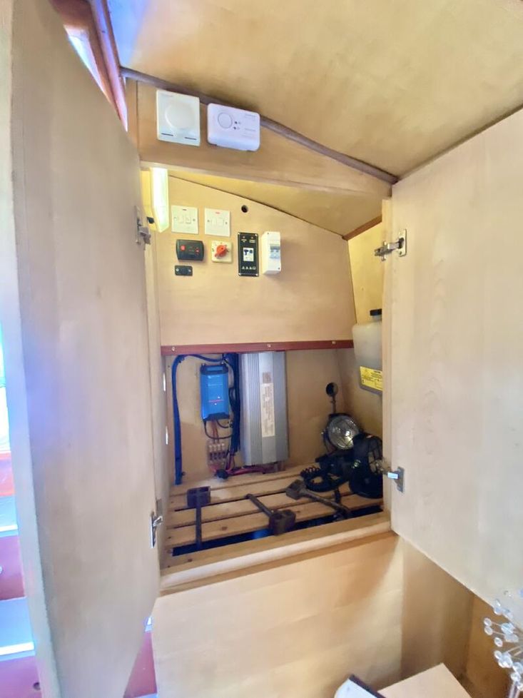 57ft x 10ft Wide Beam houseboat