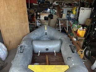 Inflatable dinghy