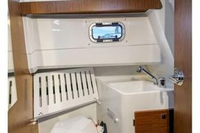 Jeanneau Merry Fisher 895 Sport - Offshore - toilet compartment with marine toilet
