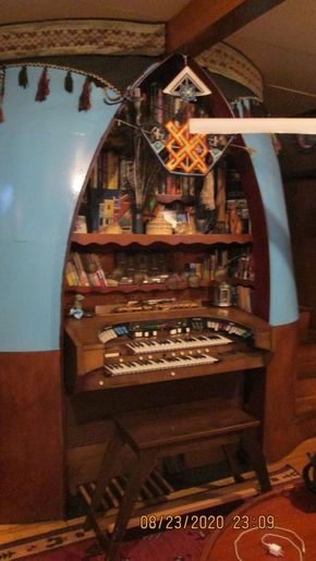 Electric organ in Salon