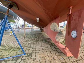 Custom Steel Beam Trawler Live aboard  - Underwater profile