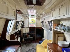 Saloon Fwrd - Galley