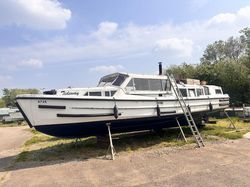 Wide beam Broads Cruiser Houseboat