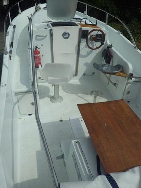 Roomy cockpit and decks