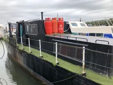 Cosy Static Houseboat