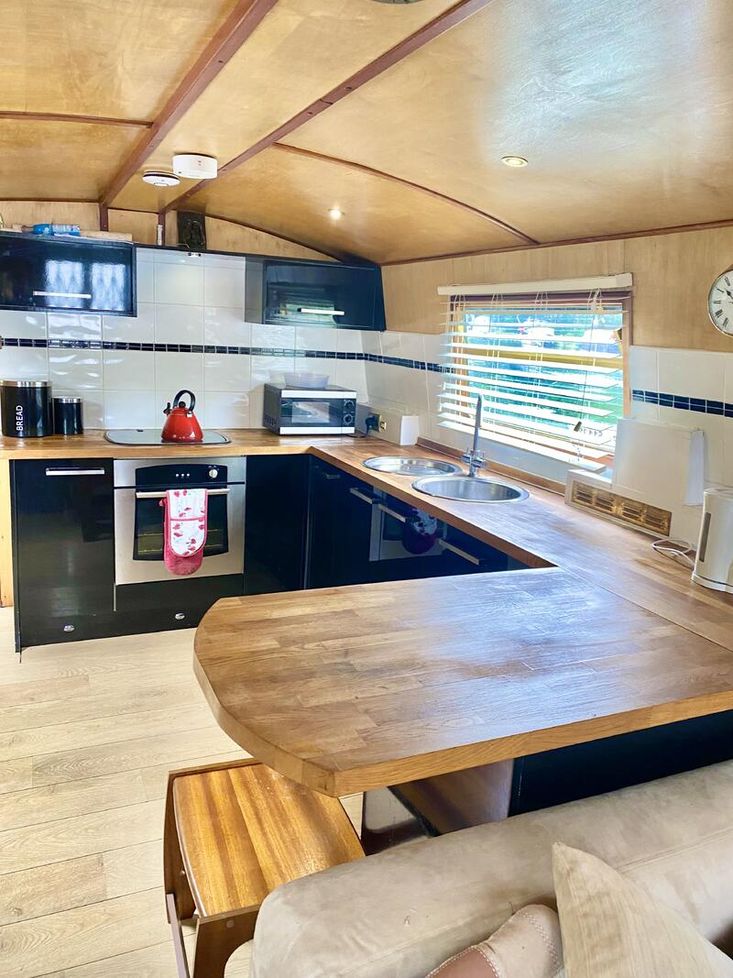 57ft x 10ft Wide Beam houseboat