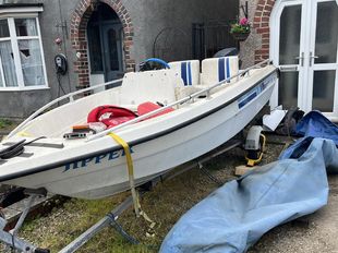 Outboard speed boat with trailer
