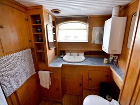 Dutch Barge 18m with London Mooring - Heads