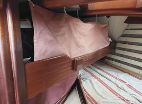 Forepeak, double berth, single with Lee cloth