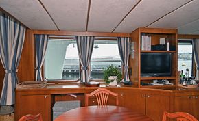 Salon main deck