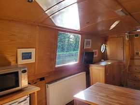 Large side hatch in the living room/kitchen space