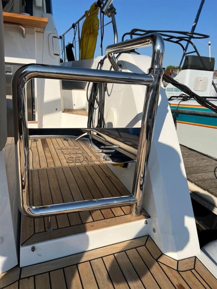 2018 Sealine C330