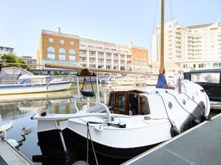 Refitted one-bedroom Dutch barge in Chelsea Harbour
