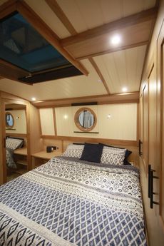 BESPOKE BOAT CO 65ft WIDEBEAM
