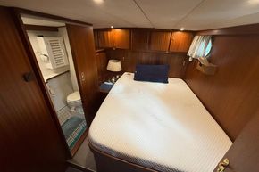 Cozy cabin interior of 1994 Linssen 360 AC yacht with bed and bathroom.