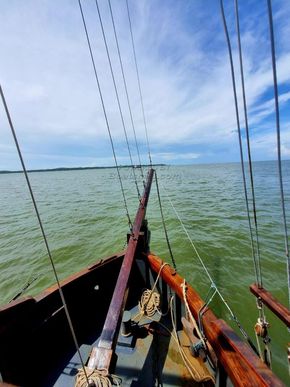 Pirate Boat Day Charter Vessel  - Stemhead/Furling