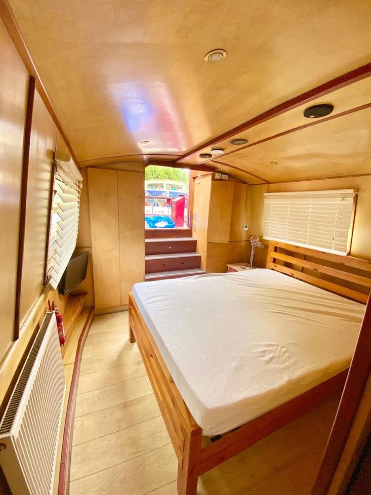 57ft x 10ft Wide Beam houseboat